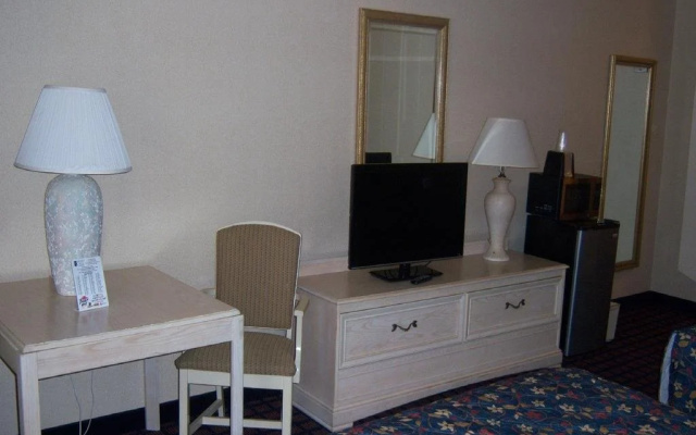 Motel 6 Pratt