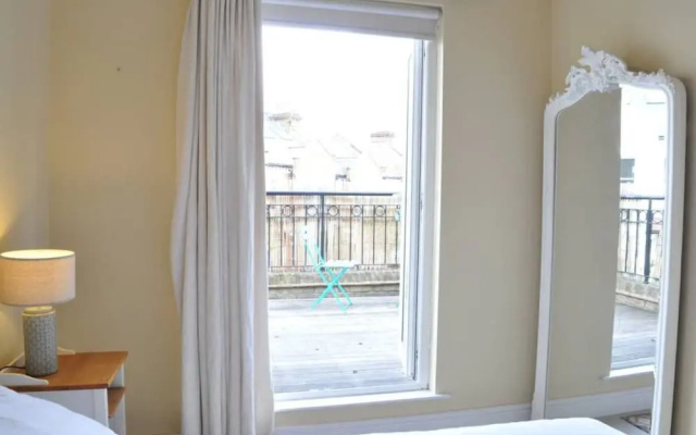 2 Bedroom Apartment With Terrace in Clapham