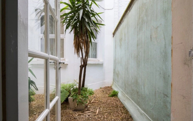 The Queensway Retreat - Modern & Bright 2bdr Home