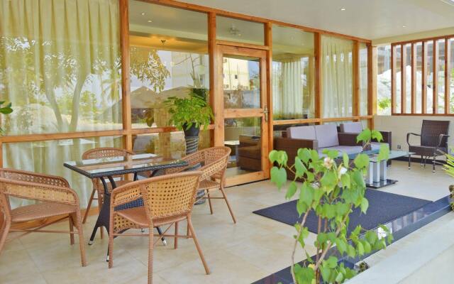 Отель Crystal Beach Inn Мале вид на фасад