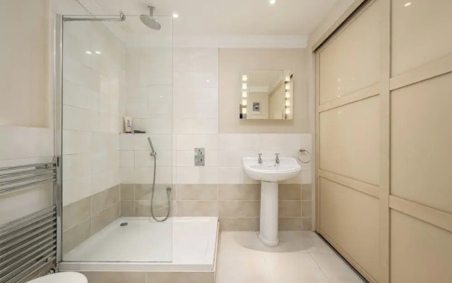Elegant 3-Bedroom Flat in West End