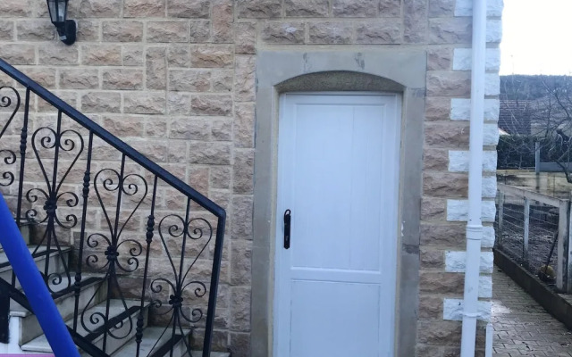 Studio in Beaune, With Enclosed Garden and Wifi
