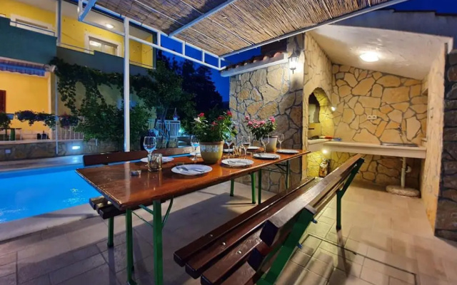 Beautiful villa - private heated pool, parking, BBQ near Split