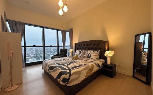 Skyline Luxe 4BR Retreat with En-suites