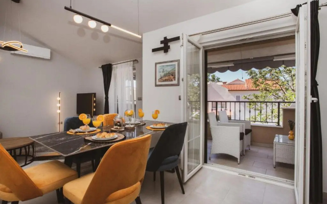 A2 - Luxury apt w Terrace, Gym, Jacuzzi & Sauna
