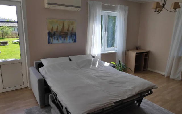 Sireli hubane maja oma aia ja kaminaga