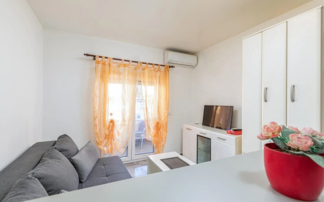 Beautiful Apartment in Stinjan With Wifi