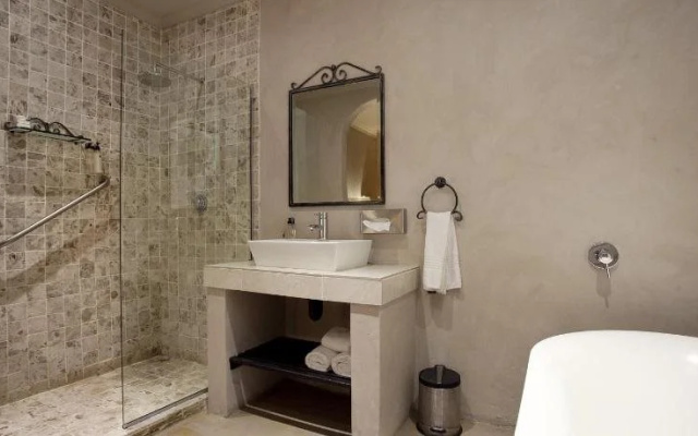 Jemimas Hospitality, Bunker on Bailie