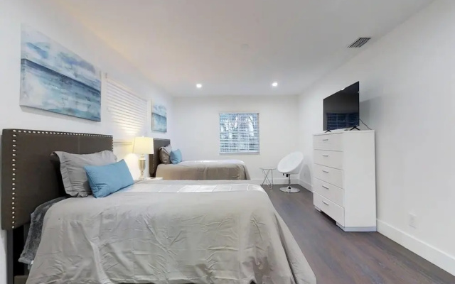 Beautiful Hollywood Beach 4 BR Home W Heated Pool