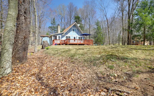 Walk to Beach: Pocono Lake Cabin w/ Pool Access!