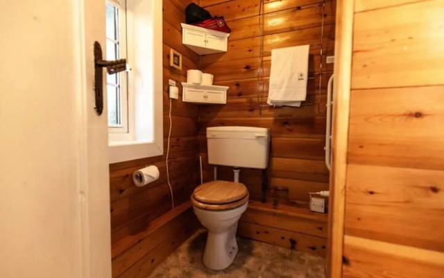 Two Bed Log Cabin in the Mountains