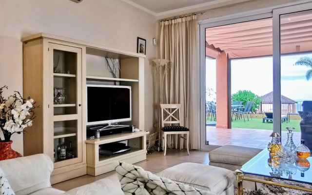 Villa mit Meerblick und Pool direkt am Golfplatz von Adeje