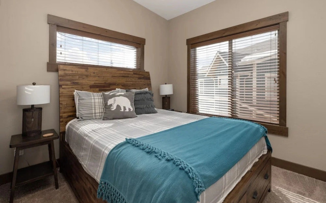 Mountain Haus 4 Bedroom Home by RedAwning