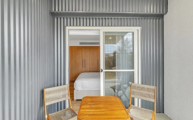 Modern 4-bed Townhouse With Water Views