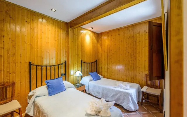 La Casita con jardín frente a la cascada