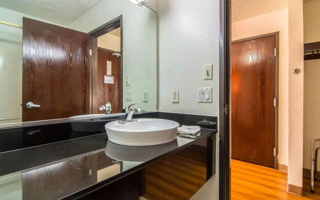 Motel 6 Dallas, TX - North - Richardson