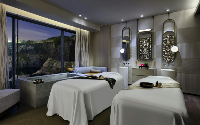 InterContinental Shanghai Wonderland by IHG