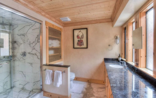 Crystal Shores Villa Lake Views & Hiking