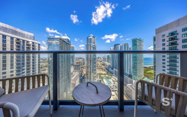 2-BD Condo in DTW Miami - City Views
