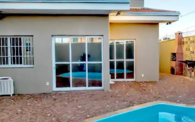 Casa NOVINHA em Brotas, 5 min Centro. Vem curtir!