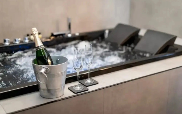 Luxury City 5* Retreat-Lux Spa Bath-Romantic