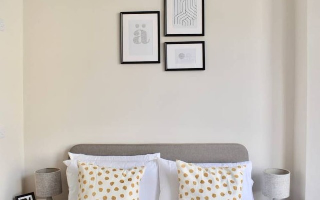 Отель Spacious 4 Bedroom Flat in Central Brighton Брайтон комната для гостей