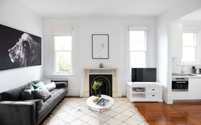Cosy Nook In Inner-city Victorian Mansion