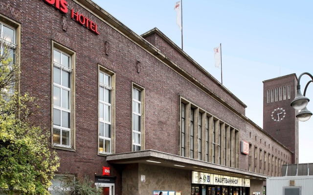 Отель ibis Hotel Düsseldorf Hauptbahnhof Германия, Дюссельдорф - 3 отзыва об отеле, цены и фото номеров - забронировать отель ibis Hotel Düsseldorf Hauptbahnhof онлайн вид на фасад