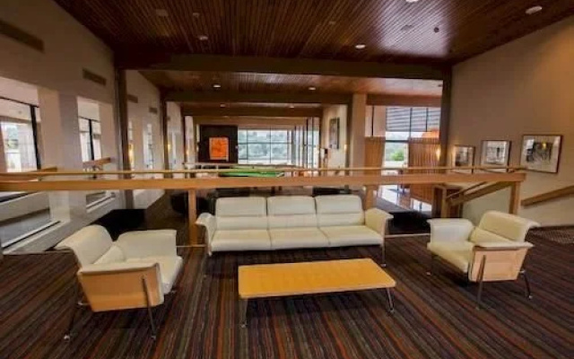 Deakin Management Centre