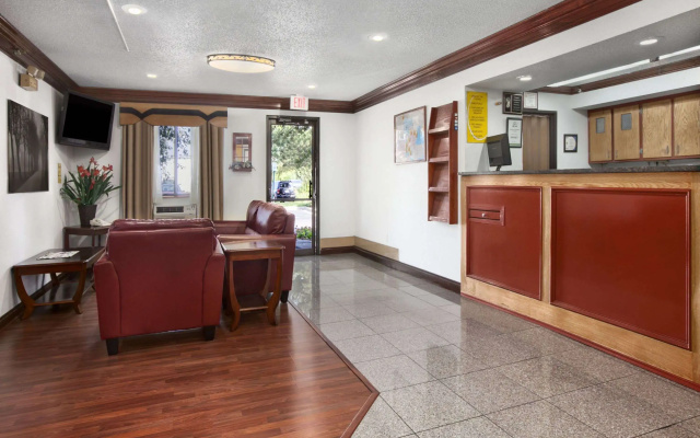 Super 8 by Wyndham Canton/Livonia Area
