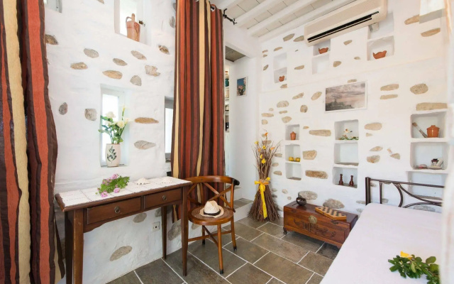 Peristeronas House