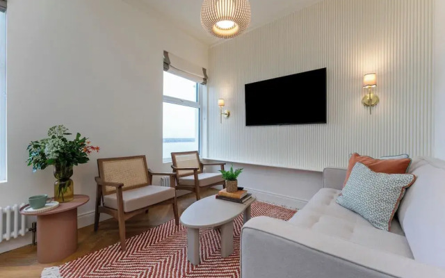 Modern 2-bed Apartment - Sleeps 6 - Seafront View