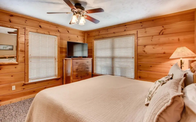 Bearadise 4 Bedroom Cabin by RedAwning