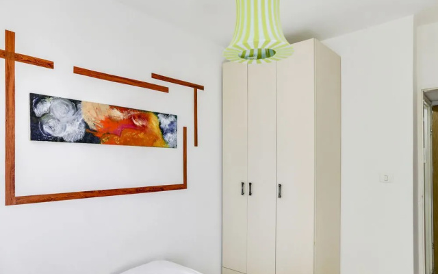 Central Apartment by Rothschild & Market