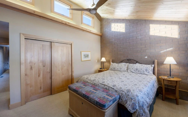Park Avenue Upgraded 2 Bedroom Condominiums
