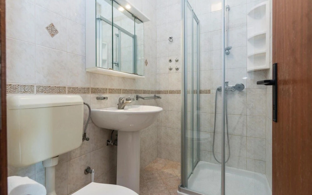 Beautiful Home in Nin With Wifi and 6 Bedrooms