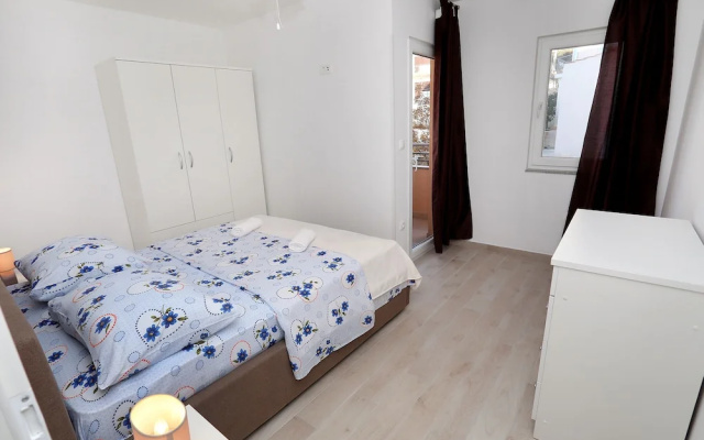 Beautiful 2-bed Apartment in Okrug Gornji
