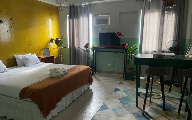 Poolside Apartment - Sleeps 4, Ac & Hot Shower