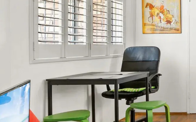 Convenient Studio in Trendy Inner-city Suburb