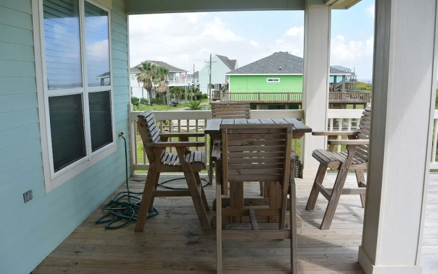 Surf And Sand 4 Bedroom Home by RedAwning