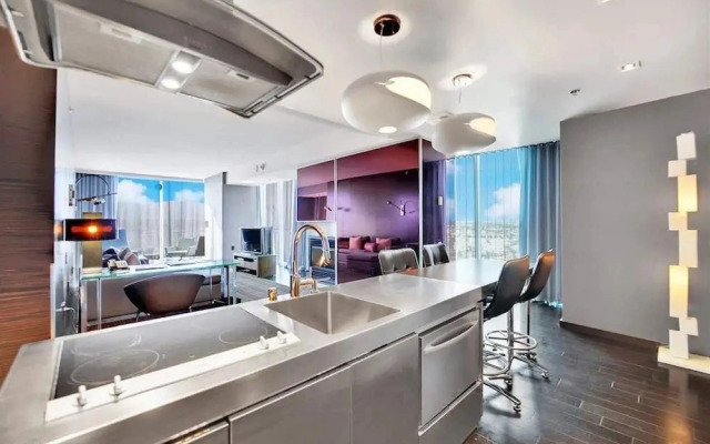 Palms 1 BR Strip View W/ Balcony