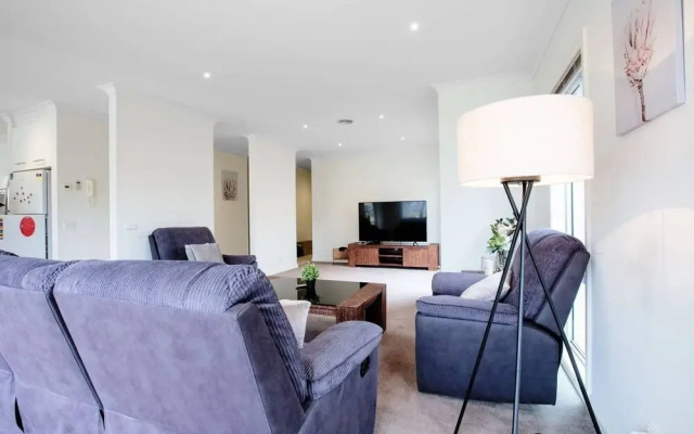 Superb Luxe 5BR House@point Cook Near Lake