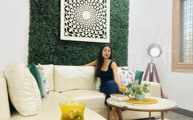 BluO Awesome 1BHK DLF Galleria Market ,Gym TT