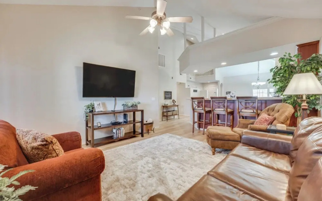 Walk to Branson Strip: Inviting Condo!