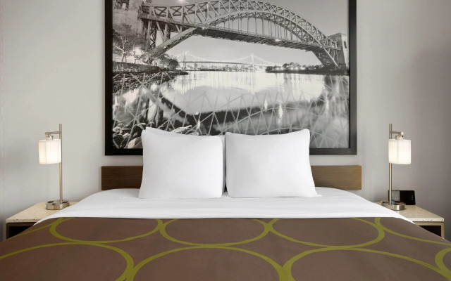 Super 8 By Wyndham Bronx Near Stadium