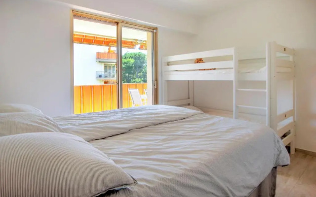Modern Family Home 5 min to Beach +Pool +Garage