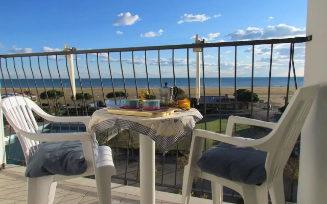 Beachfront Flat With View