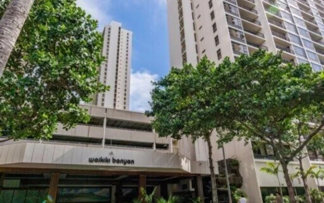 Waikiki Banyan W/ocean Views Free Parking