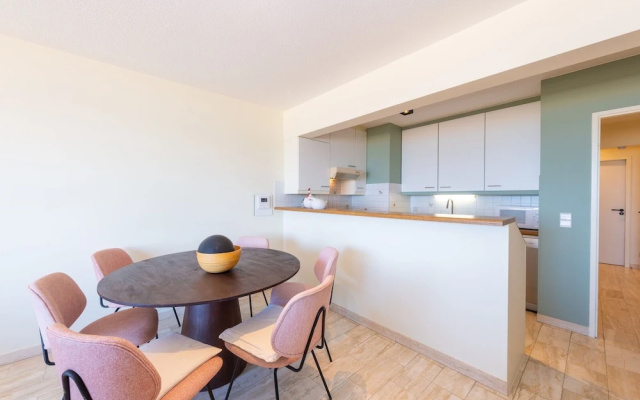 Apartment With Sunny Terrace and sea View