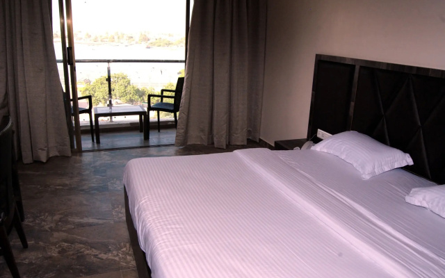 Hotel Apaar with Sea Face Garden Restaurant